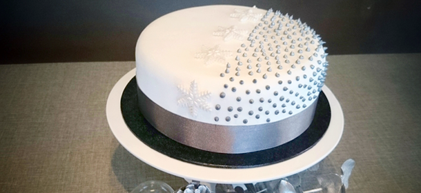 a wedding cake in the shape of a grooms hat 